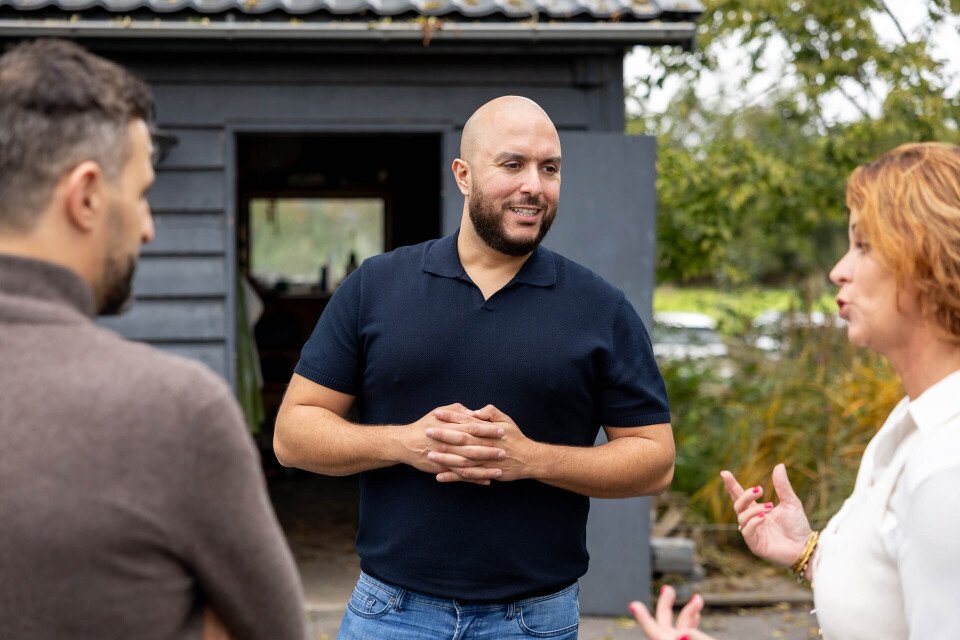 Teamlid bespreekt interventies tijdens overleg met collega’s