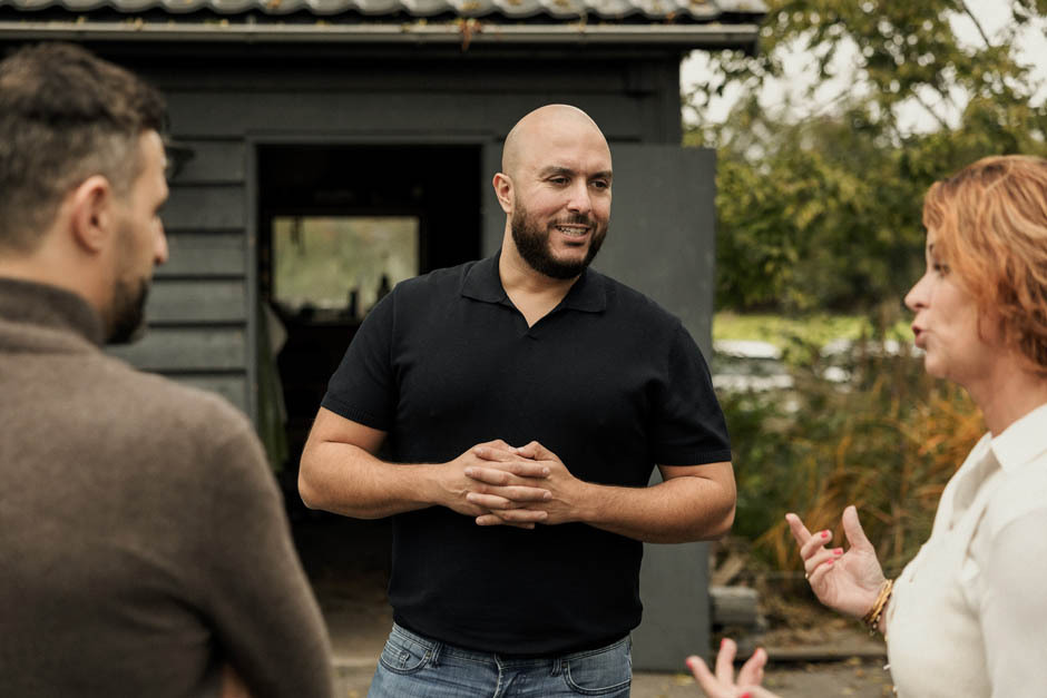 Teamlid bespreekt interventies tijdens overleg met collega’s